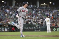 Red Sox 1B Romy Gonzalez leaves game versus Athletics due to left knee soreness