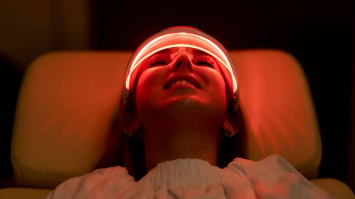 How to use an LED face mask for younger