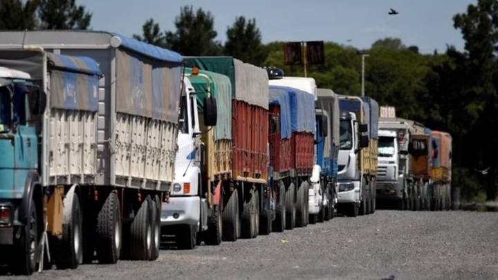 Rutas en mal estado y camiones viejos generan sobrecostos y muertes, según informe