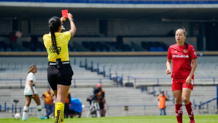 Itzel Muñoz del Toluca Femenil entró de cambio y a los tres minutos fue expulsada