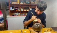 Jóvenes damasquinadores toledanos reivindican este oficio artesanal al borde de la extinción: "Lo dejan morir desde dentro"
