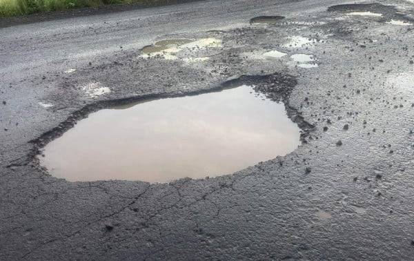Riesgos al caer en baches y cómo saber si tu auto está bien