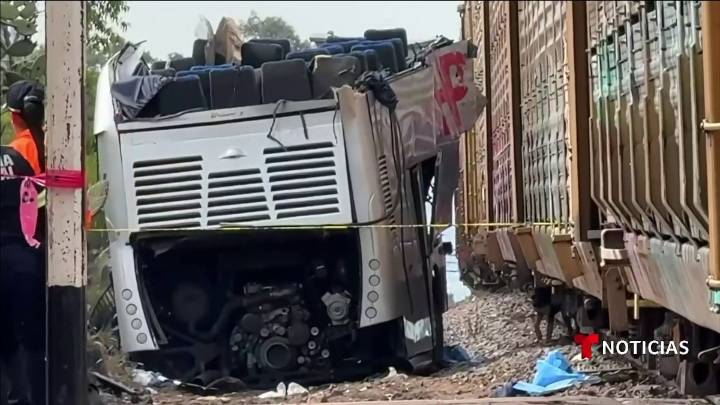 En video: qué pasó tras el choque de tren y autobus en México