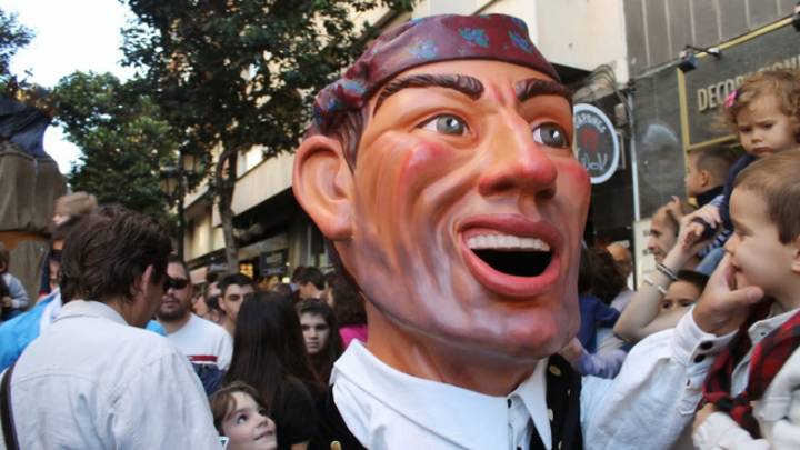 Tiene un cabezudo y se arremangó por la dana de junio: Azuara es el pueblo de este famoso aragonés