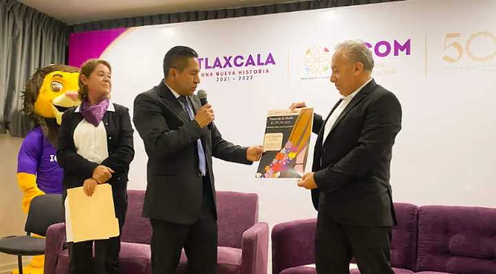 Alumnos del Icatlax presentan sus diseños en pasarela “Exposiciones 2025”