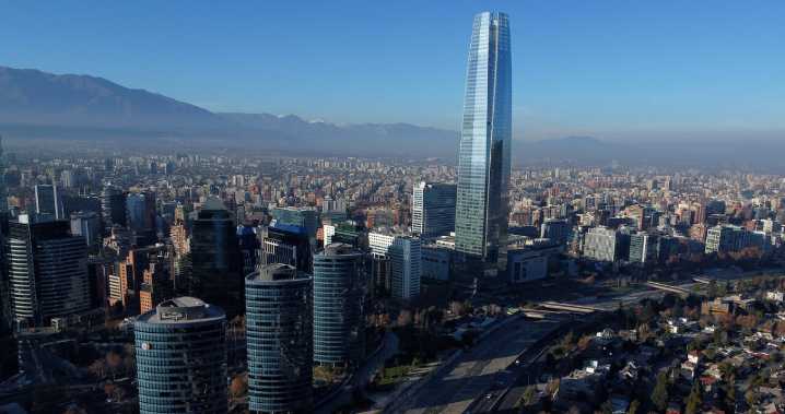 Calificadora Fitch mantiene nota de Chile, sube proyección del PIB y pone paños fríos a las elecciones