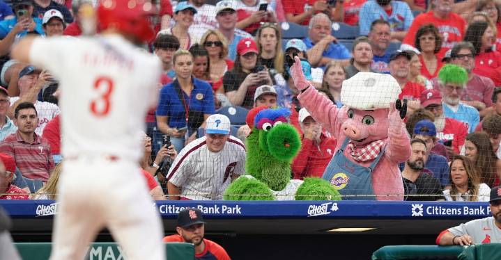 Mets look to gain ground in NL East race against Phillies