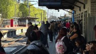 Caos en la vuelta a casa en el Tren Roca: siguen las demoras por la medida de fuerza de los 30 km/h