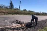 CORRIENTES! Un vecino tapa los baches de la Ruta 14 ante el estado de abandono
