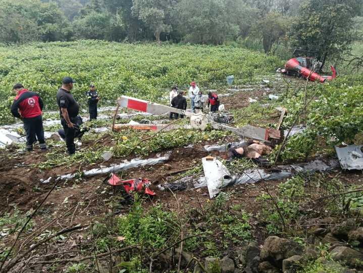 HELICÓPTERO CAE Y QUEDA DESTROZADO EN TERRENO CERCA DE LA AUTOPISTA AMECAMECA