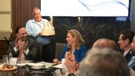 Le llevaron pastel: festeja Gabinete cumpleaños de Maru