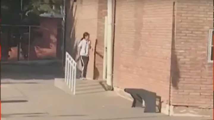 Una alumna de 14 años llegó armada a la escuela, disparó tres veces al aire y se atrincheró