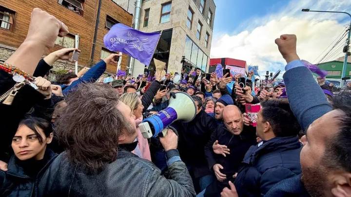 Por protestas de la oposición, Milei debió suspender su acto de campaña en Tierra del Fuego