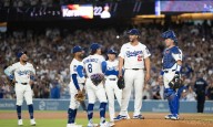 Clayton Kershaw acapara los aplausos en su último juego de temporada regular en el Dodger Stadium