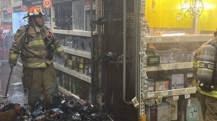 Se incendia tienda en La Huerta; el fuego fue controlado por aspersores