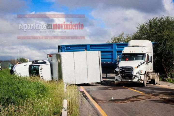ACCIDENTE ENTRE UNA CAMIONETA DE CARGA Y UN TRÁILER DEJÓ DIESEL ESPARCIDO EN UNA CARRETERA DE QUERÉTARO