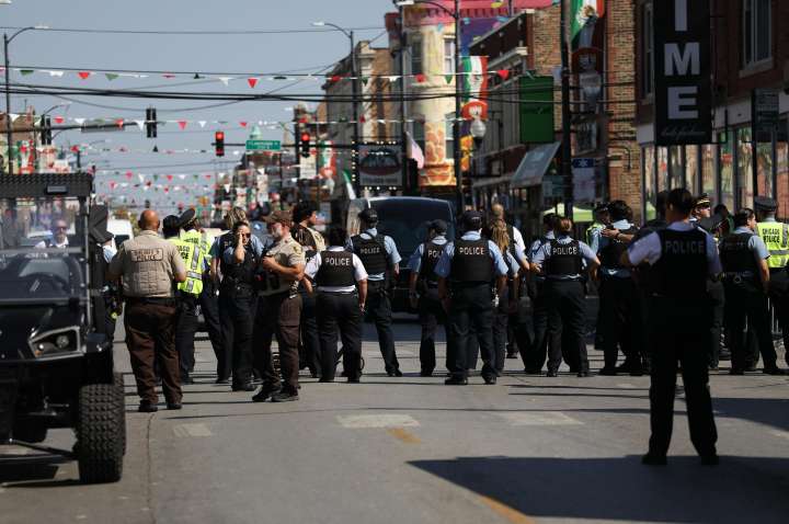Reprimen protesta frente a un centro migratorio en Chicago