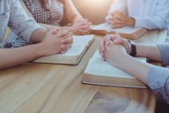 Trump pledges federal guidance to protect school prayer