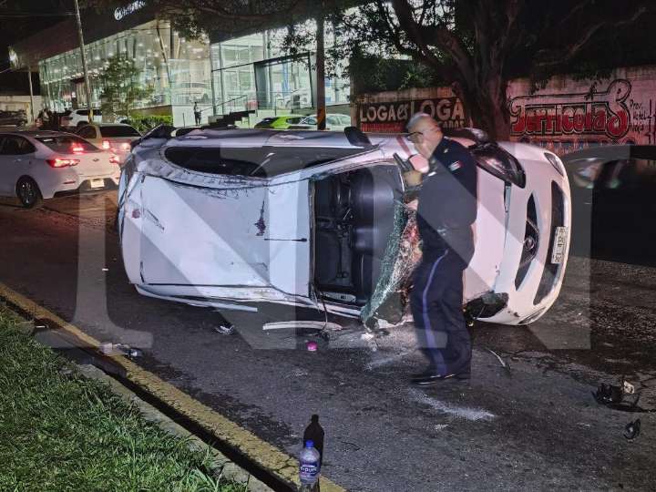 IMPRESIONANTE CHOQUE, UN CARRO TERMINÓ VOLCADO