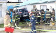 Auto pierde dirección e impacta  contra portón y medidor de gas de casa