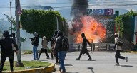 México: atacan cuartel militar en protestas por aniversario del caso Ayotzinapa