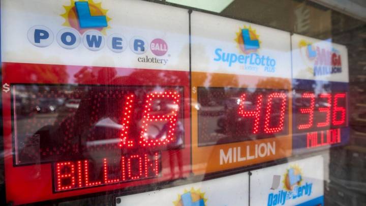 Jugadores de lotería Powerball compartirán premio mayor de casi $1.800 millones de dólares