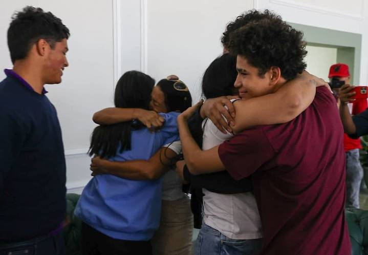 Retornan a suelo venezolano 5 niños secuestrados por Estados Unidos