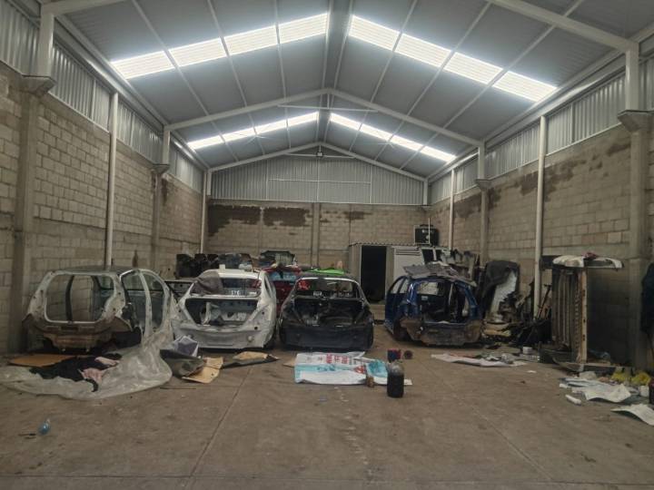 Aseguran bodega utilizada para desvalijar automóviles en Toluca