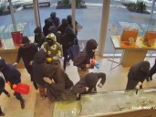 Dramático video capta el momento en que 25 encapuchados roban una joyería por $1 millón de dólares en mercadería en California