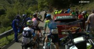 Activistas propalestinos interrumpen la etapa reina de La Vuelta en plena subida del Angliru