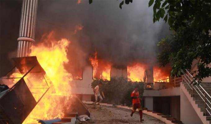 Continúa crisis política en Nepal: manifestantes irrumpen e incendian sede del Parlamento Nacional
