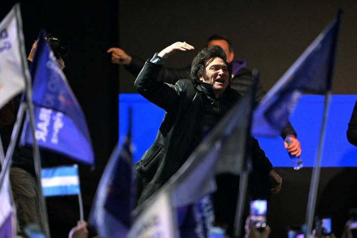 En un clima de tensión, Milei cerró la campaña de LLA: «El domingo les vamos a pintar la Provincia de violeta»