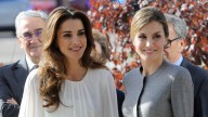 Rania de Jordania lleva el traje sastre blanco al estilo Letizia Ortiz para ser la más elegante