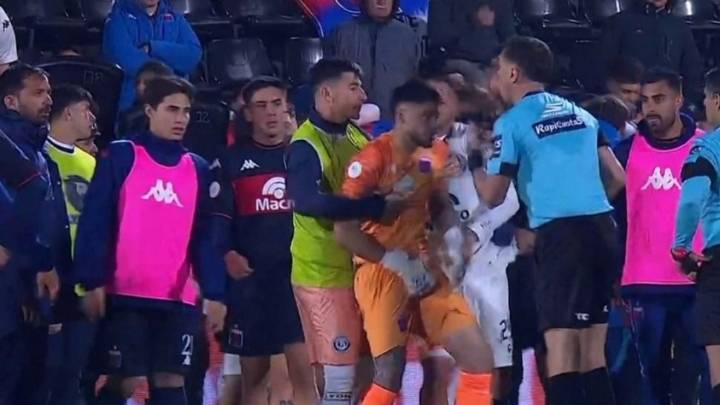 Independiente Rivadavia eliminó a Tigre en una final con tres expulsados