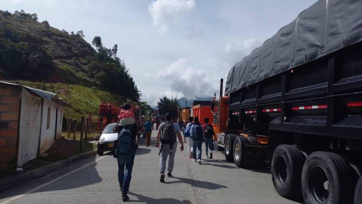 Cinco días de bloqueo en la vía Panamericana Risaralda-Chocó: comunidades exigen presencia del Gobierno