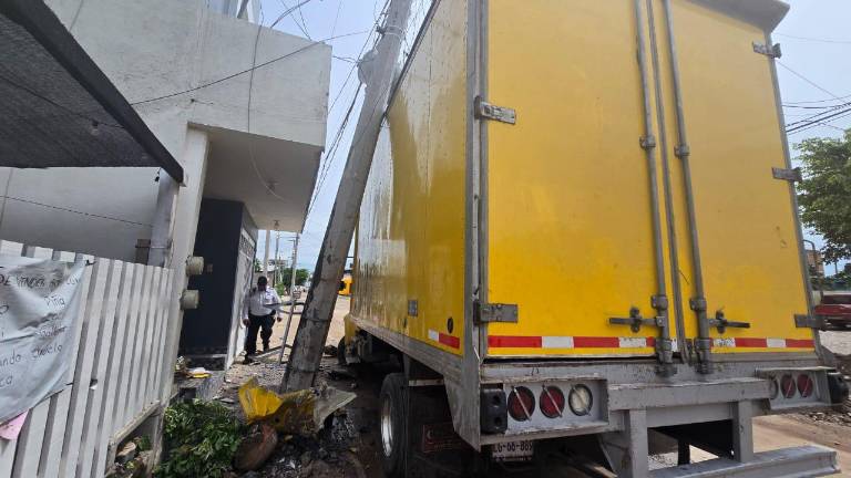 Camión choque con poste y vehículos y deja a colonia sin luz en Rosario