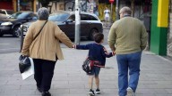 Los abuelos como figura clave en la organización familiar: "Cuidar de los nietos es cansado a nivel mental"