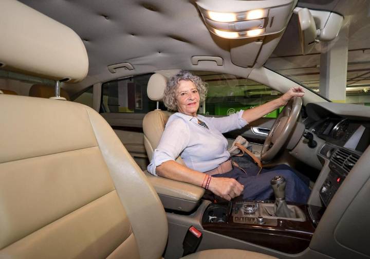 Rosalina deja el volante: se jubila la primera chófer del Gobierno canario