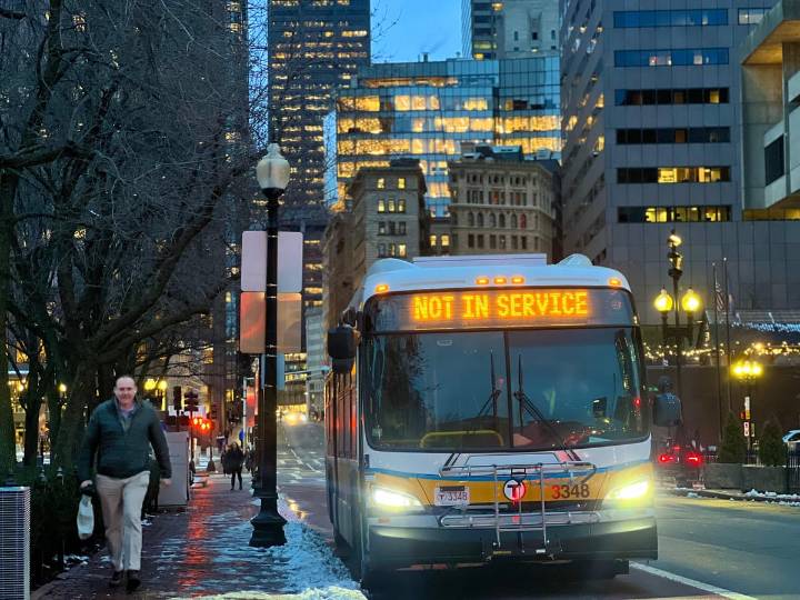 La MBTA aplicará multas a quienes estacionen en carriles de autobús o frente a paradas