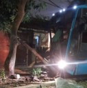 RESISTENCIA: Colectivo perdió el control, subió a la vereda y provocó destrozos