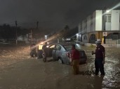 Torrenciales lluvias inundan calles y generan caos el Eje Vial L. Cárdenas de Cd. Victoria