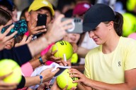 Iga Swiatek Calls Out Fan Behaviour After Compatriot’s Hat-Snatching Controversy at US Open Iga Swiatek reflects on questionable fan behavior after the hat-snatching debacle in the Kamil Majchrzak mat