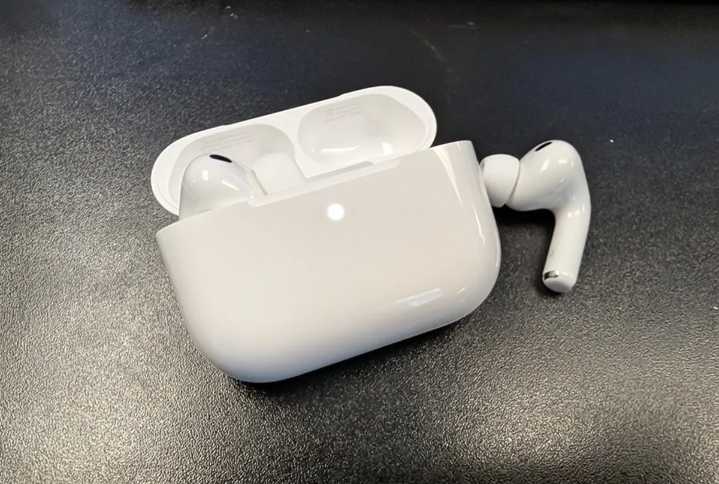 Apple equipa sus AirPods con traducción en inglés, español, portugués, francés y alemán