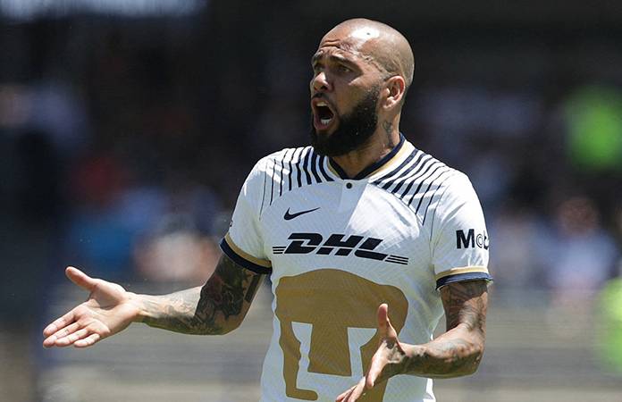 Pumas le gana demanda a Alves