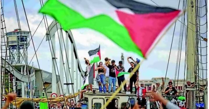 Activists' aid flotilla sets sail