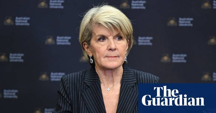 Julie Bishop vows to stay on as ANU chancellor after vice-chancellor resigns amid leadership crisis