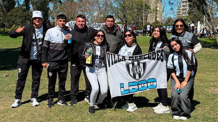 Rosario se tiñe de negro y blanco: los hinchas de Central Córdoba copan el Gigante…