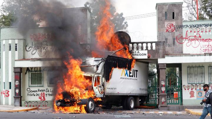En aniversario 11 de Ayotzinapa queman camión en sede militar