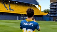 Un regalo único: Franco Colapinto recibió un casco de Boca con la firma de una leyenda