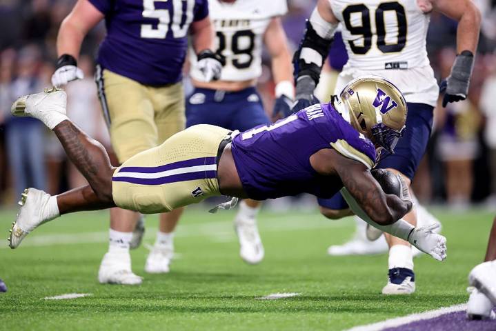 Washington Huskies Dominate UC Davis With 70